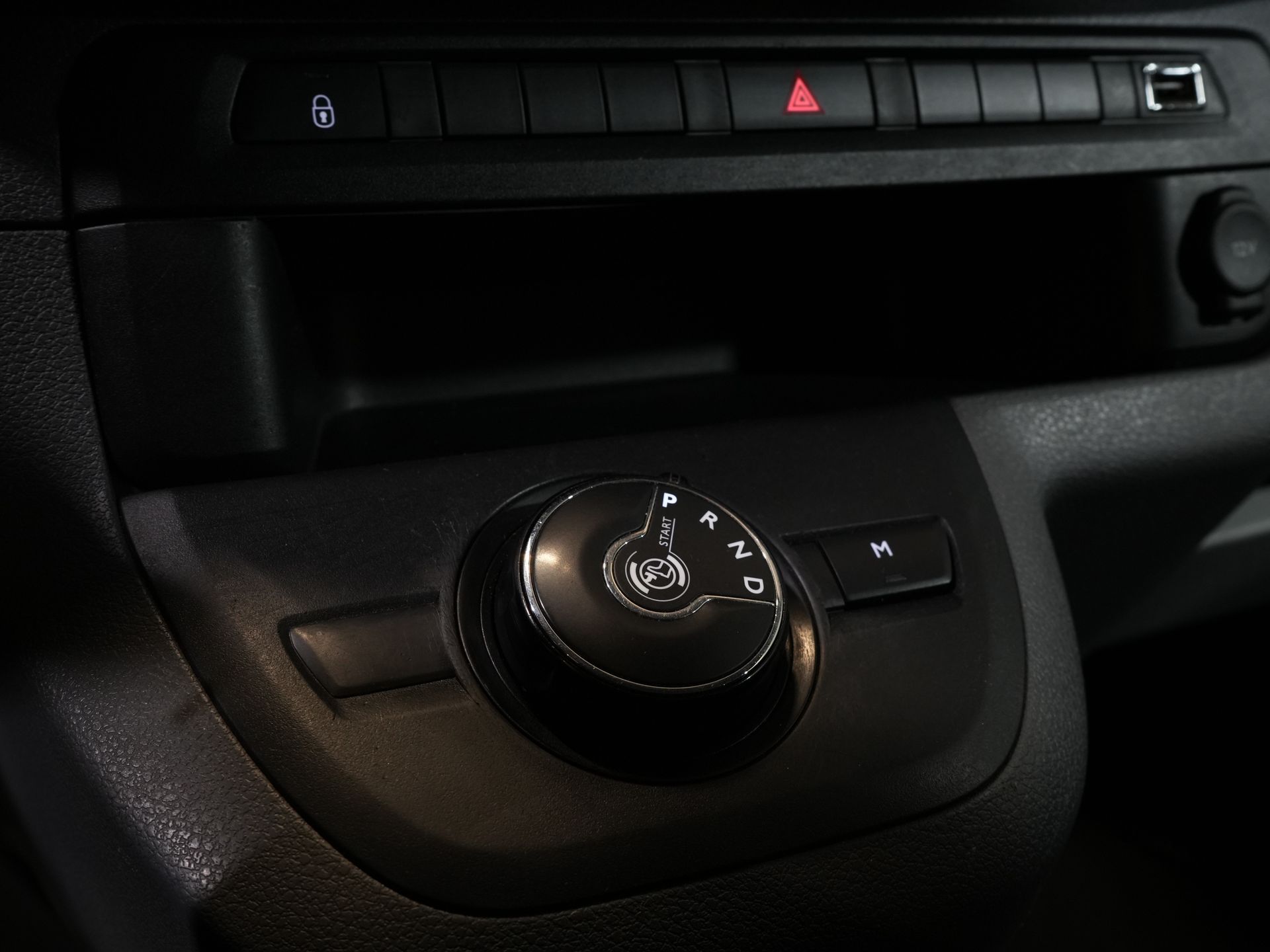 Peugeot Expert Bestelbus 2.0 HDI 180 pk Aut. DC Dubbel Cabine 2x Schuifdeur/ Carplay/ Stoelverw./ Climate/ Navi/ Camera/ Cruise/ 17’LMV/ PDC/ Trekhaak 22