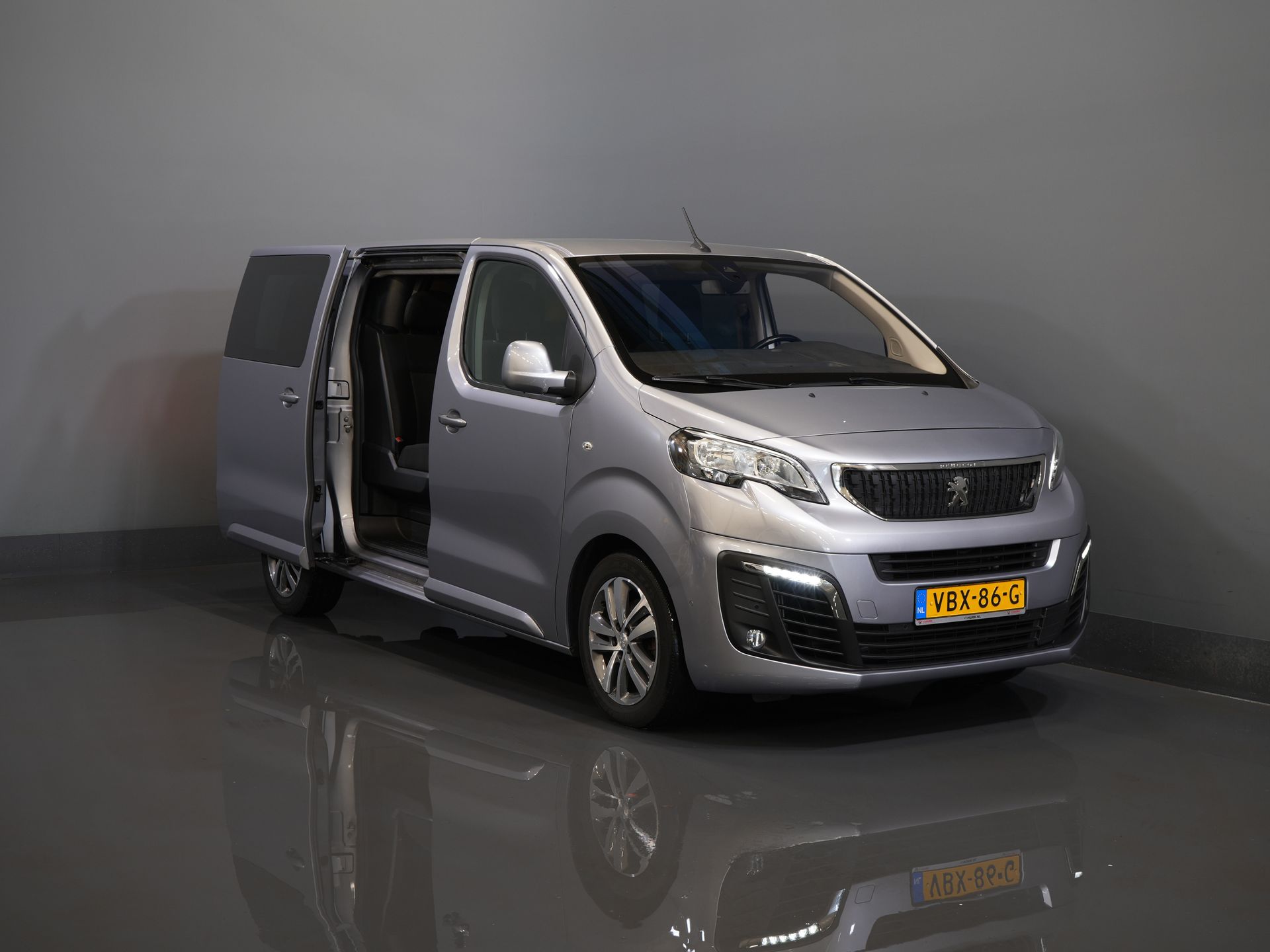 Peugeot Expert Bestelbus 2.0 HDI 180 pk Aut. DC Dubbel Cabine 2x Schuifdeur/ Carplay/ Stoelverw./ Climate/ Navi/ Camera/ Cruise/ 17’LMV/ PDC/ Trekhaak 8