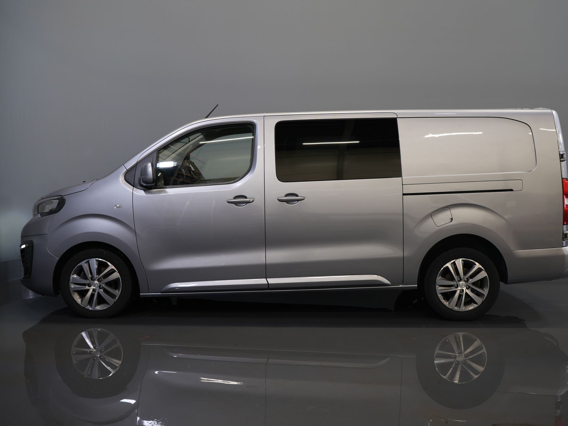 Peugeot Expert Bestelbus 2.0 HDI 180 pk Aut. DC Dubbel Cabine 2x Schuifdeur/ Carplay/ Stoelverw./ Climate/ Navi/ Camera/ Cruise/ 17’LMV/ PDC/ Trekhaak 9