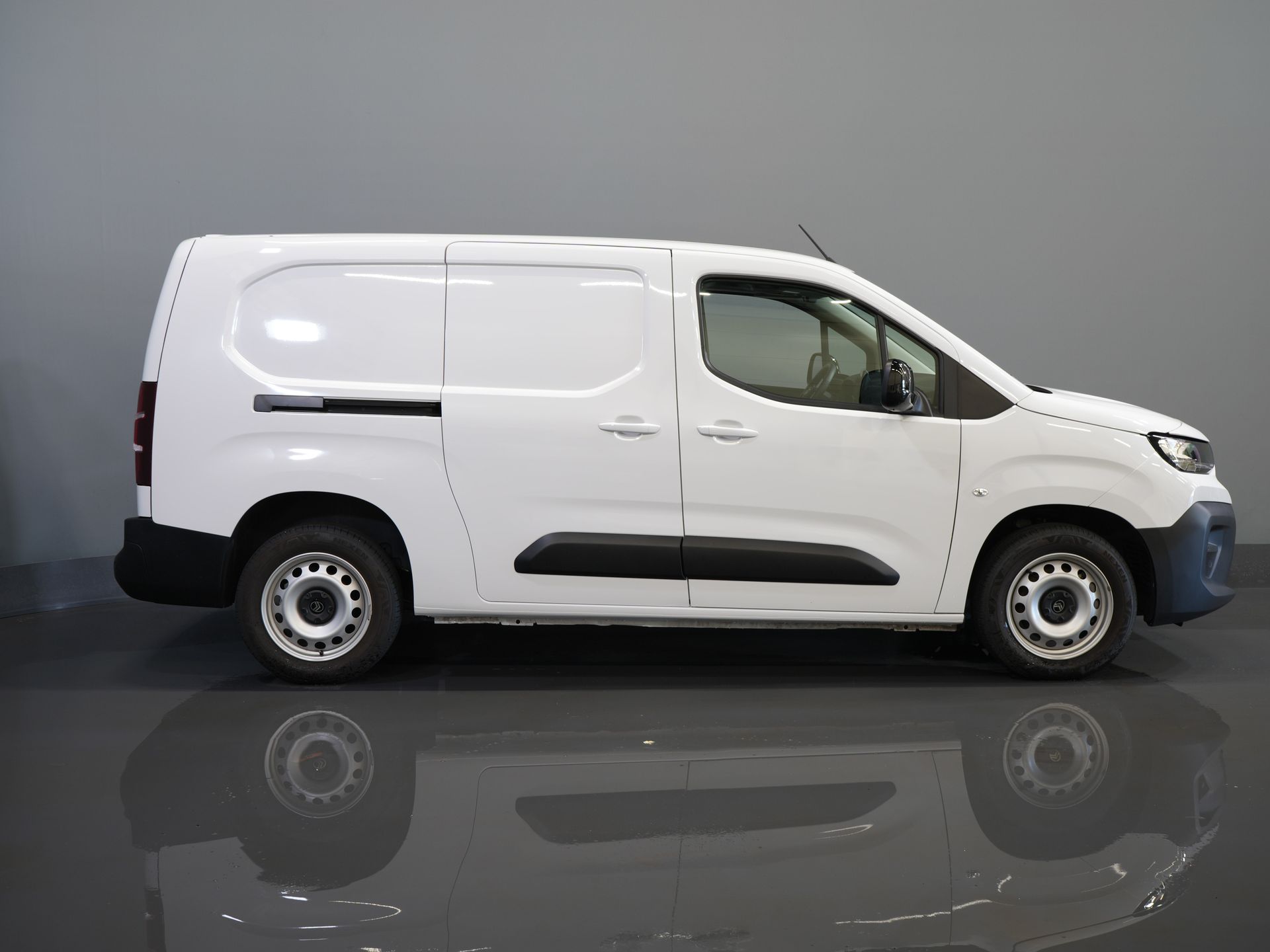 Peugeot Partner Bestelbus (Citroen Berlingo) 1.5 HDi 100 pk L2 Carplay/ Stoelverw./ 3Pers./ Virtual Cockpit/ Climate/ Keyless/ Navi/ Camera/ Cruise/ PDC 10