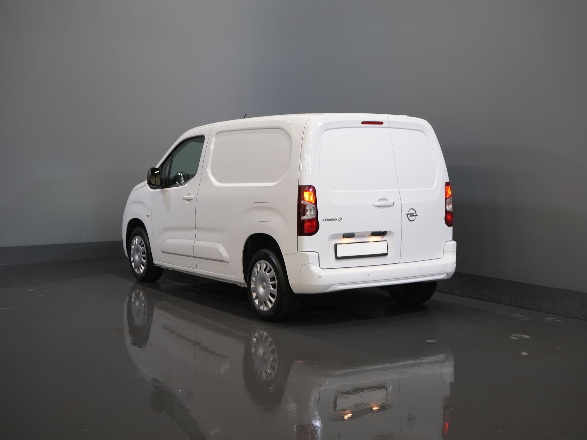 Opel Combo Electric Bestelbus 50kWh 285 WLTP 3 Pers./ Standkachel/ Snellader/ Stoelverw./ Stuurverw./ Keyless/ Carplay/ Navi/ Camera/ PDC/ Cruise/ Airco 1