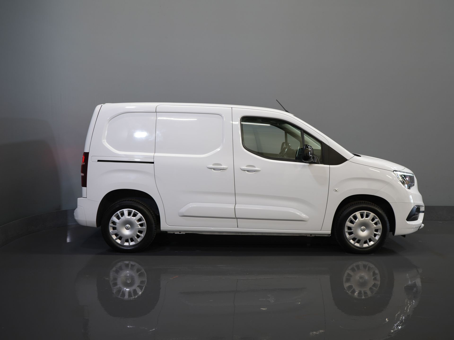 Opel Combo Electric Bestelbus 50kWh 285 WLTP 3 Pers./ Standkachel/ Snellader/ Stoelverw./ Stuurverw./ Keyless/ Carplay/ Navi/ Camera/ PDC/ Cruise/ Airco 10