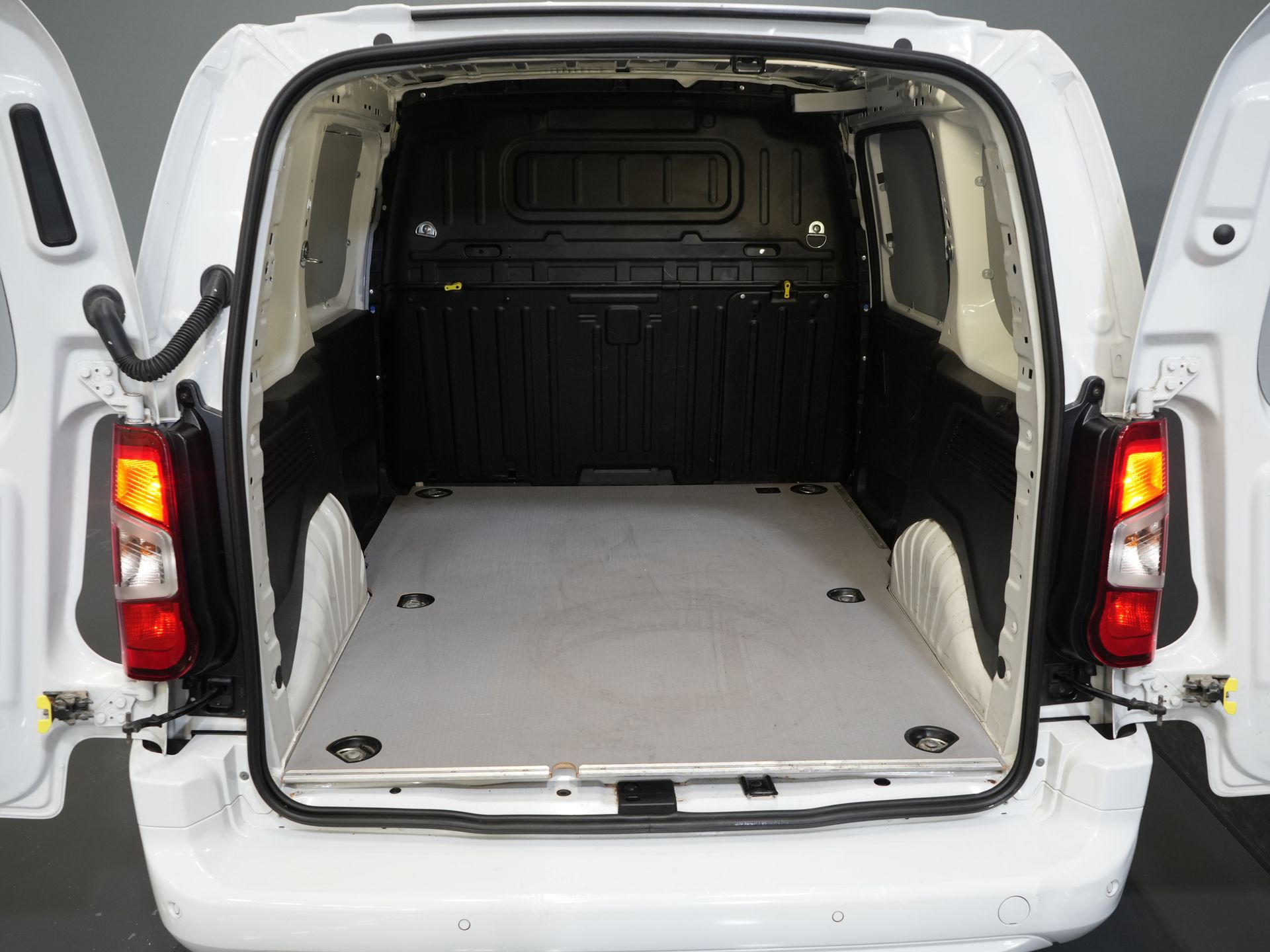 Opel Combo Electric Bestelbus 50kWh 285 WLTP 3 Pers./ Standkachel/ Snellader/ Stoelverw./ Stuurverw./ Keyless/ Carplay/ Navi/ Camera/ PDC/ Cruise/ Airco 14