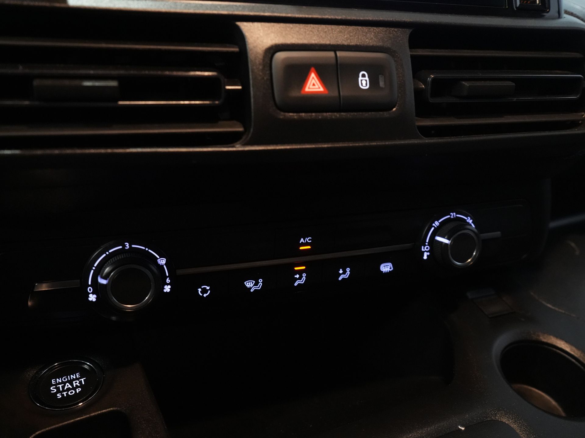 Opel Combo Electric Bestelbus 50kWh 285 WLTP 3 Pers./ Standkachel/ Snellader/ Stoelverw./ Stuurverw./ Keyless/ Carplay/ Navi/ Camera/ PDC/ Cruise/ Airco 21