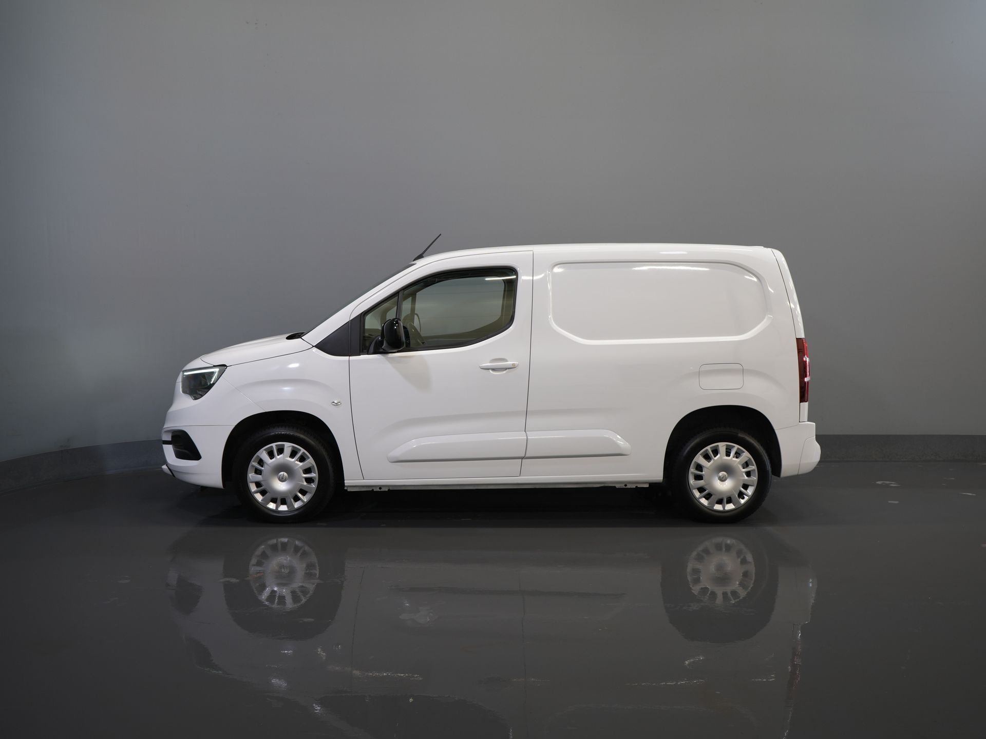 Opel Combo Electric Bestelbus 50kWh 285 WLTP 3 Pers./ Standkachel/ Snellader/ Stoelverw./ Stuurverw./ Keyless/ Carplay/ Navi/ Camera/ PDC/ Cruise/ Airco 9