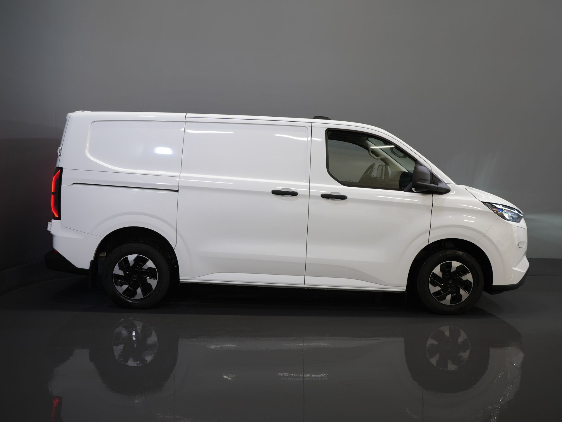 Ford E-Transit Custom Bestelbus Trend 330 km WLTP LED/ Snellader/ 2.3t Trekverm./ Stoelverw./ Carplay/ Climate/ Camera/ PDC/ Cruise 10
