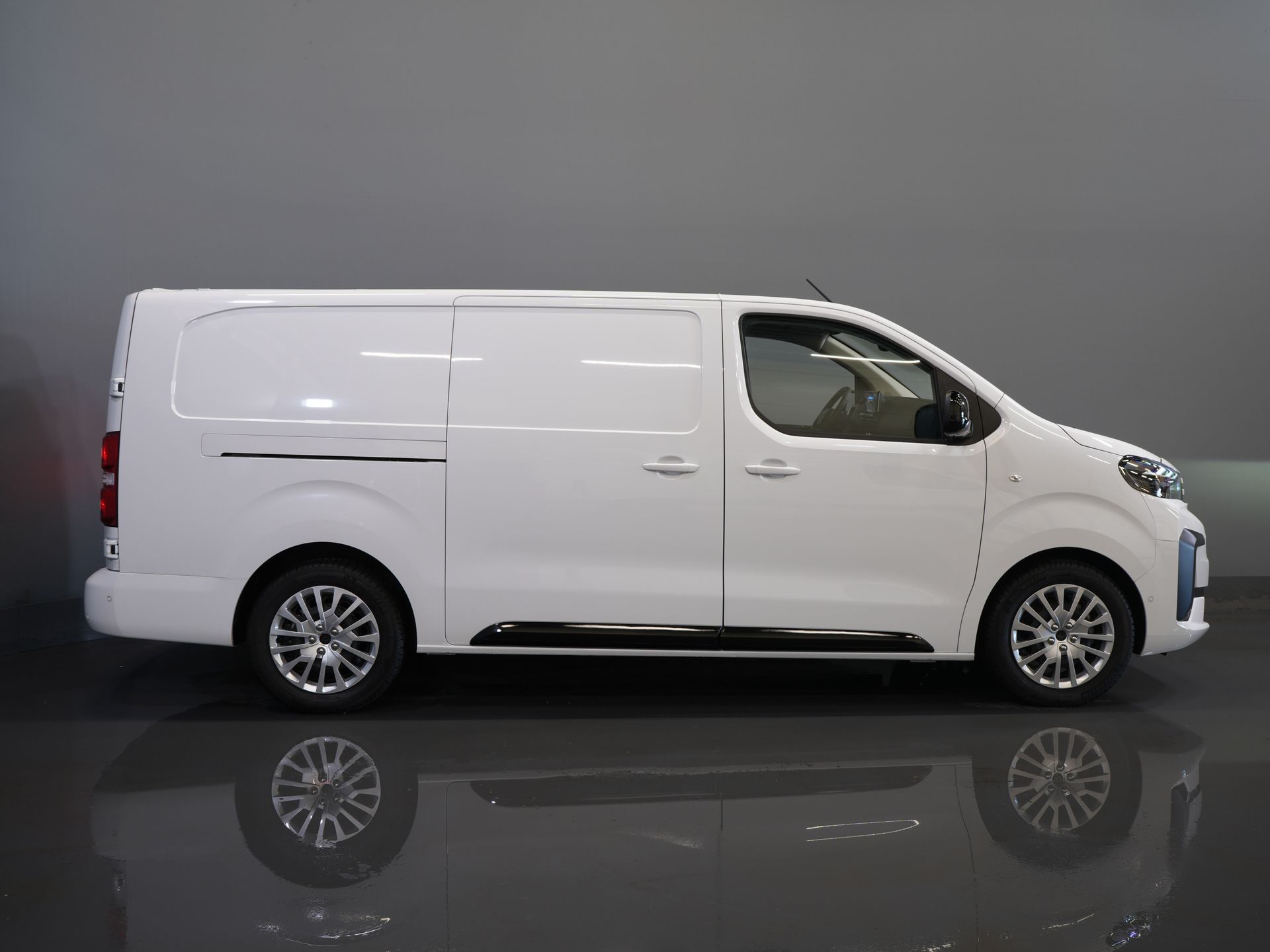 Peugeot e-Expert Bestelbus L3 75 kWh 330km WLTP LED/ Snellader/ Keyless/ Standkachel/ Stuurverw./ Carplay/ Camera/ Climate/ Cruise 10
