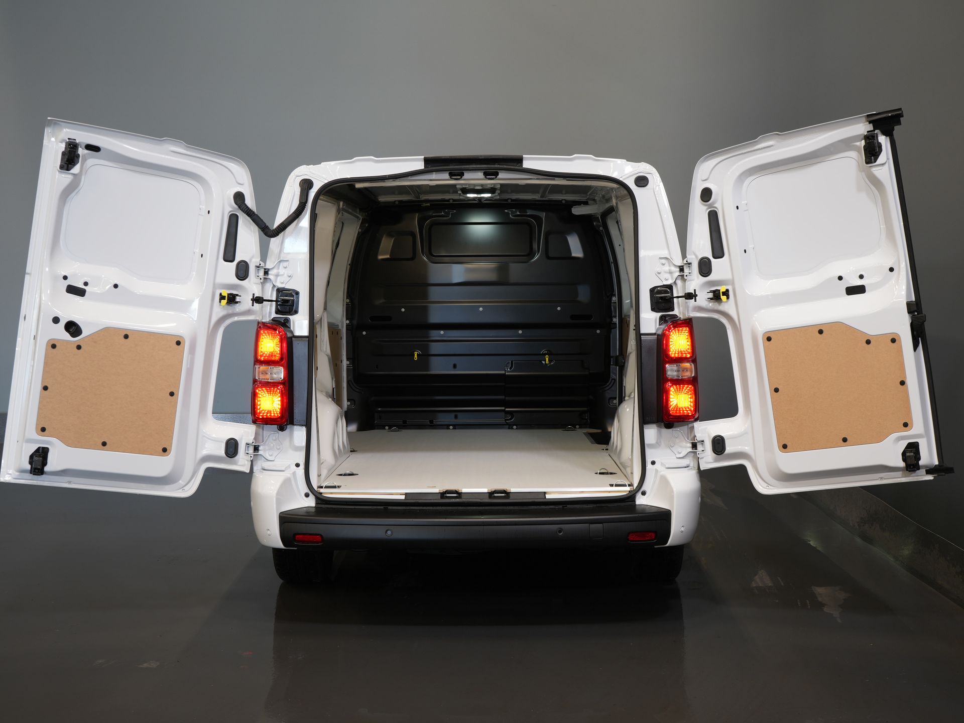 Peugeot e-Expert Bestelbus L3 75 kWh 330km WLTP LED/ Snellader/ Keyless/ Standkachel/ Stuurverw./ Carplay/ Camera/ Climate/ Cruise 4
