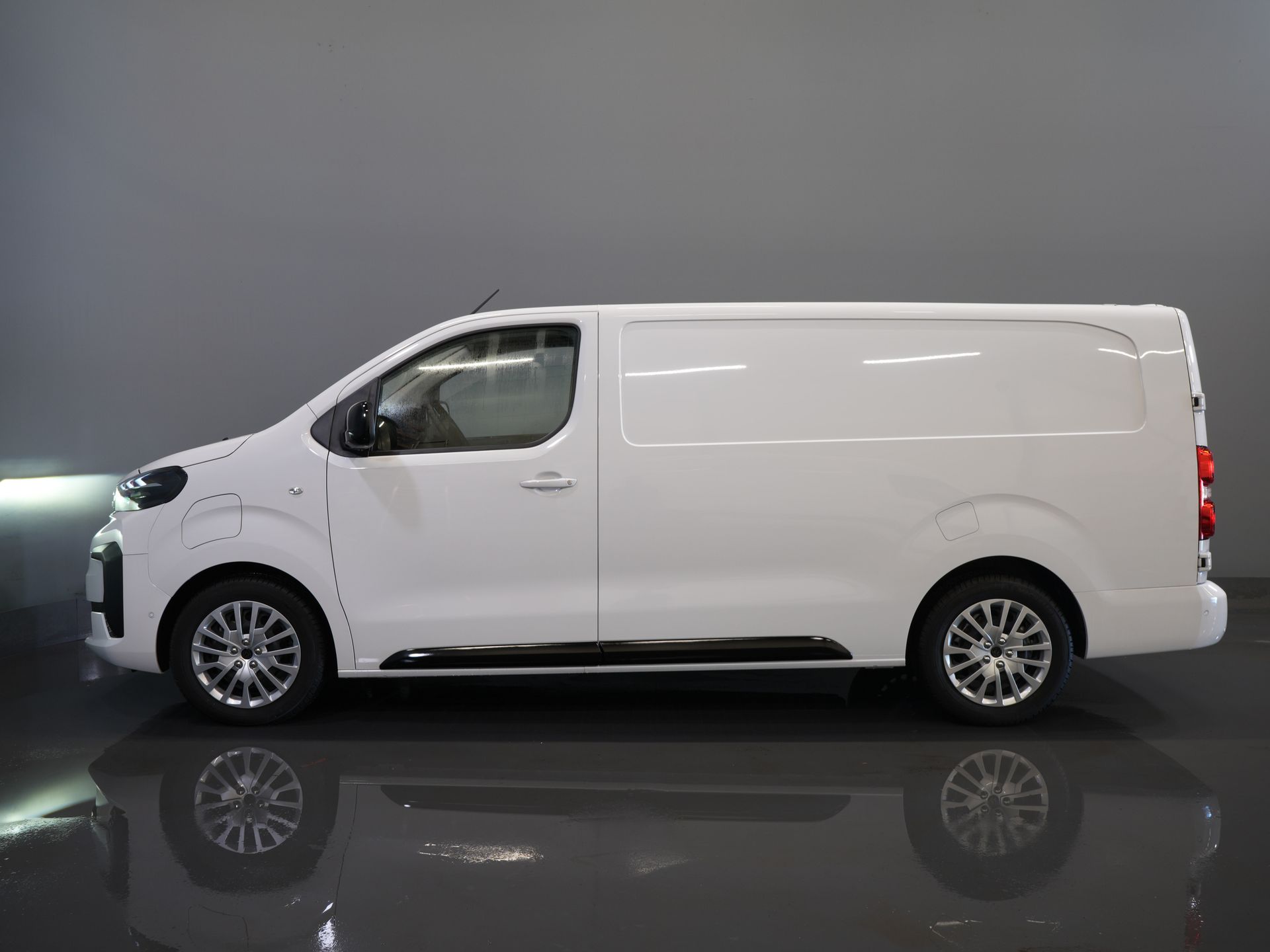 Peugeot e-Expert Bestelbus L3 75 kWh 330km WLTP LED/ Snellader/ Keyless/ Standkachel/ Stuurverw./ Carplay/ Camera/ Climate/ Cruise 9