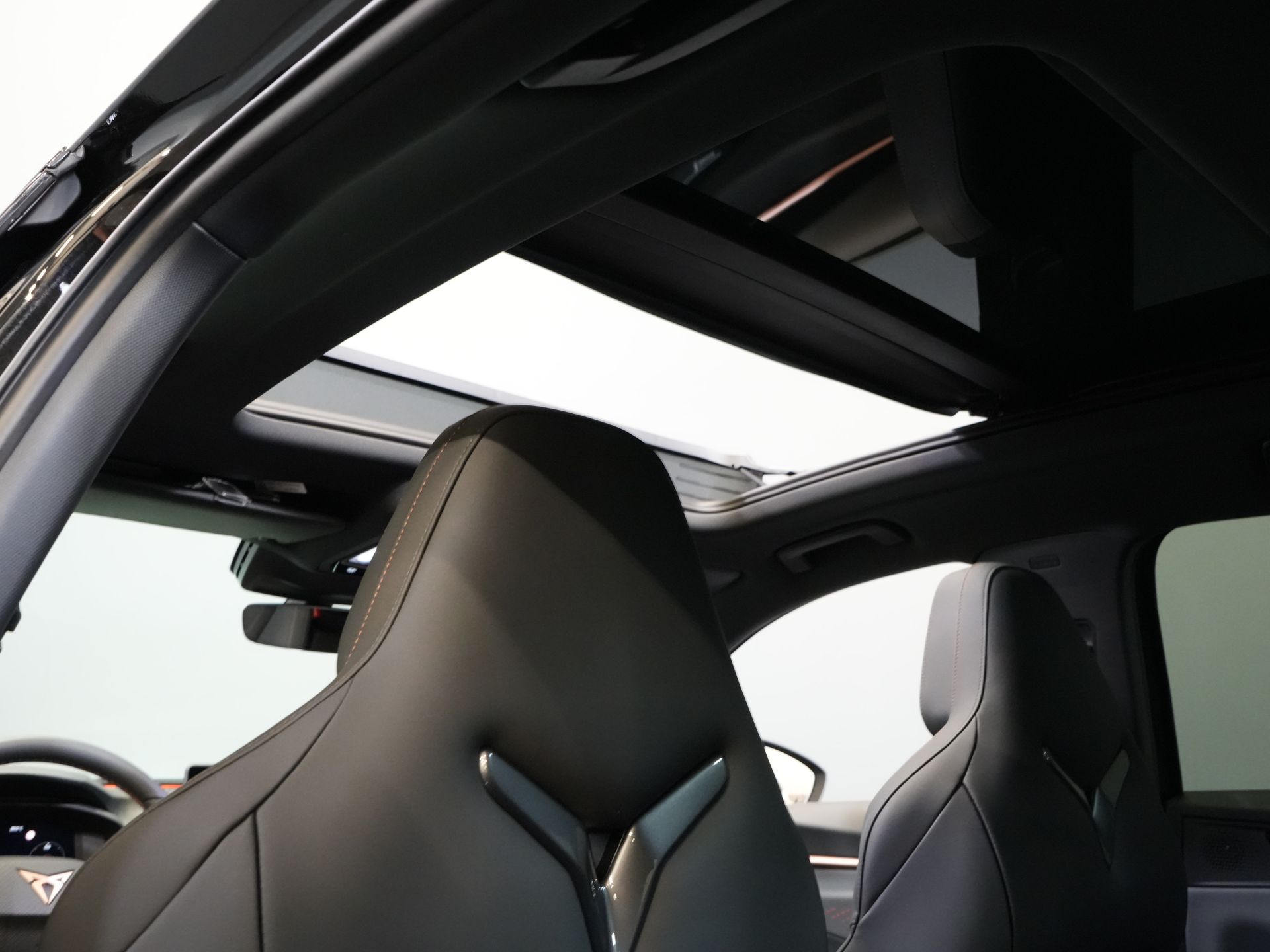 CUPRA Terramar SUV 1.5 TSI e-Hybrid 272 pk VZ Limited Pano/ Elek.Trekhaak/ Sennheiser/ 360 Camera/ Matrix/ Snellader/ Elek.klep/ Head-up/ Memory/ S 21