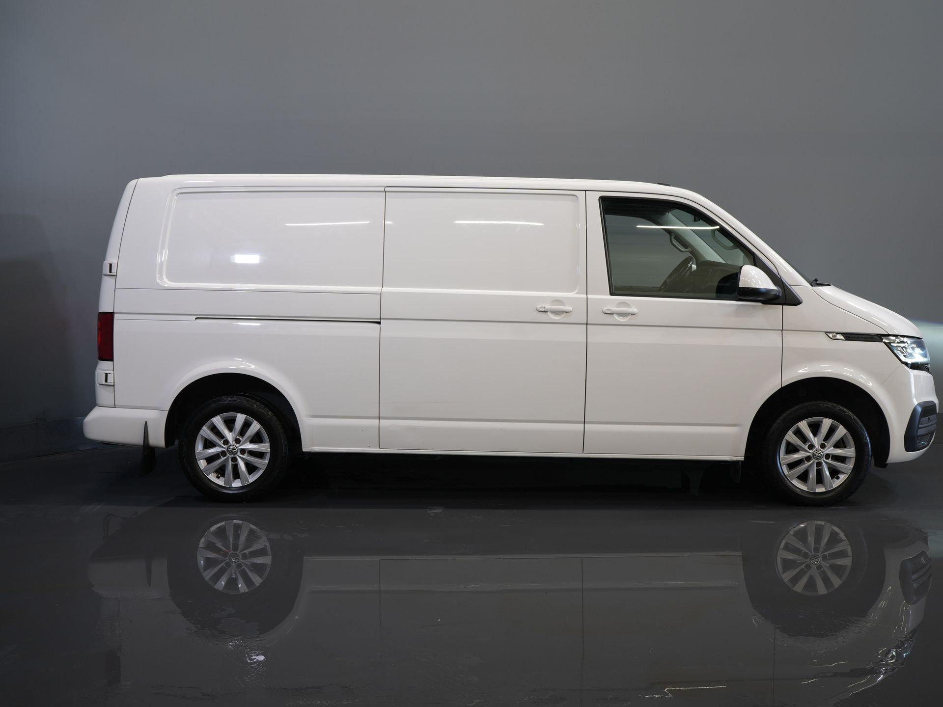 Volkswagen Transporter Bestelbus 2.0 TDI 150 pk DSG Aut. L2 LED/ Adapt.Cruise/ Carplay/ Standkachel/ Stoelverw./ Navi/ Airco/ Camera/ PDC/ 16’LMV/ Trekhaak 10
