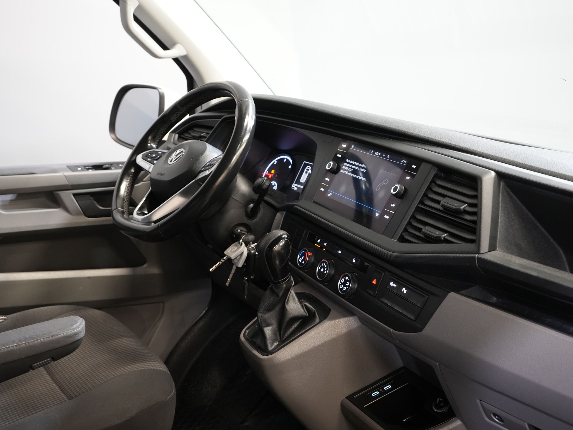 Volkswagen Transporter Bestelbus 2.0 TDI 150 pk DSG Aut. L2 LED/ Adapt.Cruise/ Carplay/ Standkachel/ Stoelverw./ Navi/ Airco/ Camera/ PDC/ 16’LMV/ Trekhaak 2