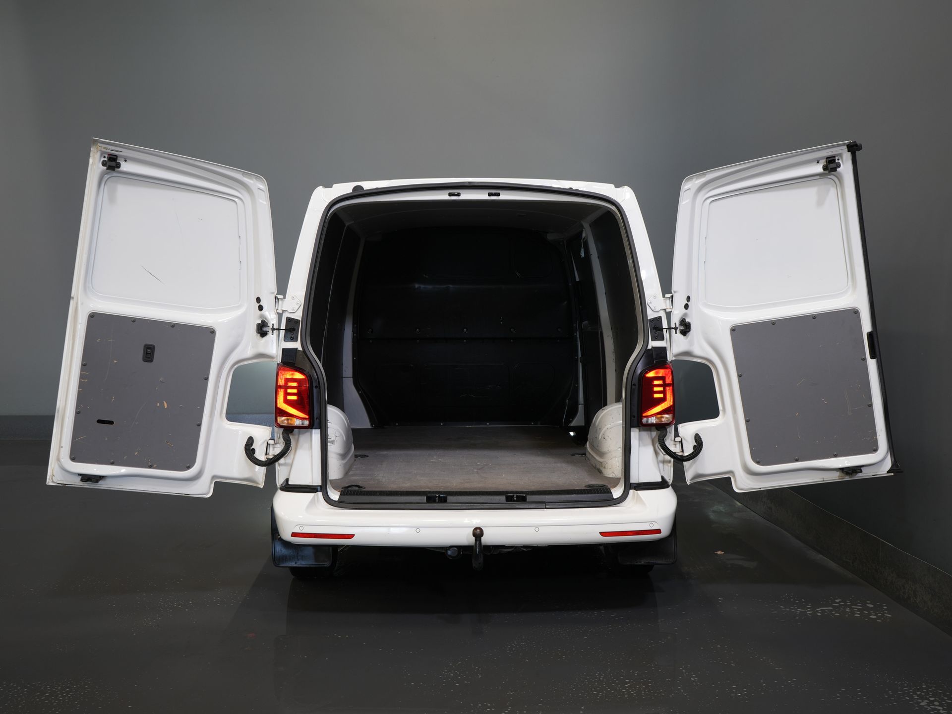 Volkswagen Transporter Bestelbus 2.0 TDI 150 pk DSG Aut. L2 LED/ Adapt.Cruise/ Carplay/ Standkachel/ Stoelverw./ Navi/ Airco/ Camera/ PDC/ 16’LMV/ Trekhaak 4