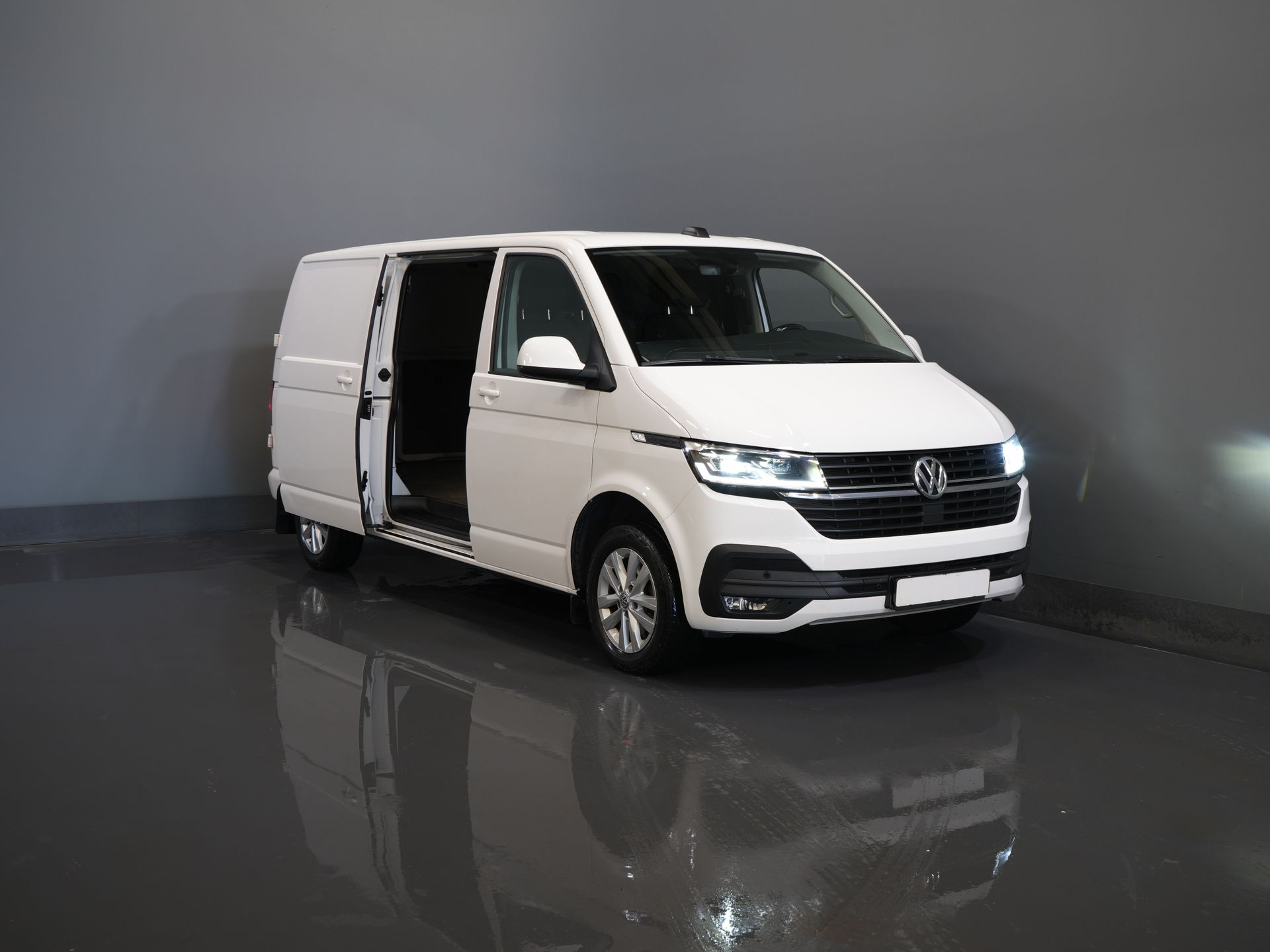 Volkswagen Transporter Bestelbus 2.0 TDI 150 pk DSG Aut. L2 LED/ Adapt.Cruise/ Carplay/ Standkachel/ Stoelverw./ Navi/ Airco/ Camera/ PDC/ 16’LMV/ Trekhaak 8