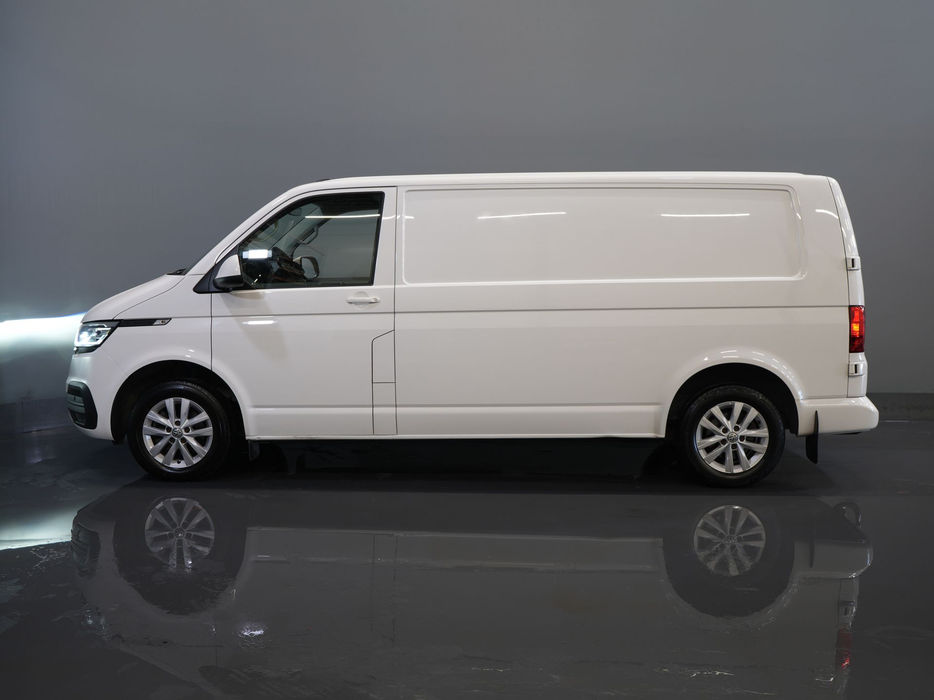 Volkswagen Transporter Bestelbus 2.0 TDI 150 pk DSG Aut. L2 LED/ Adapt.Cruise/ Carplay/ Standkachel/ Stoelverw./ Navi/ Airco/ Camera/ PDC/ 16’LMV/ Trekhaak 9