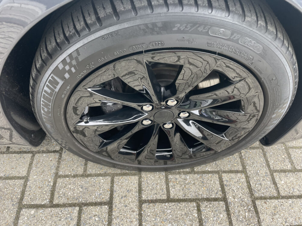 Tesla Model S 75D Base 4