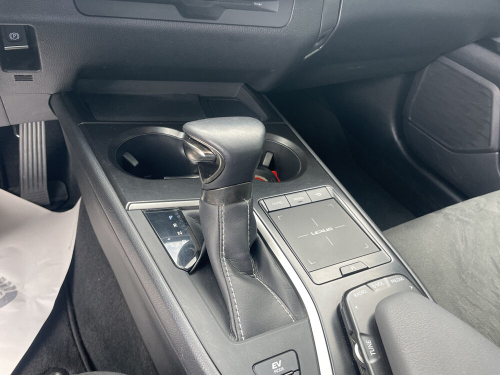 Lexus UX 250h Business Line 11