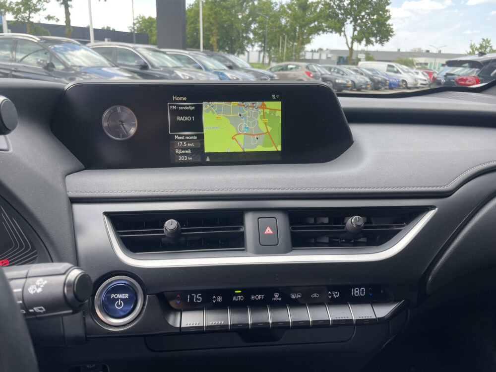 Lexus UX 250h Business Line 12