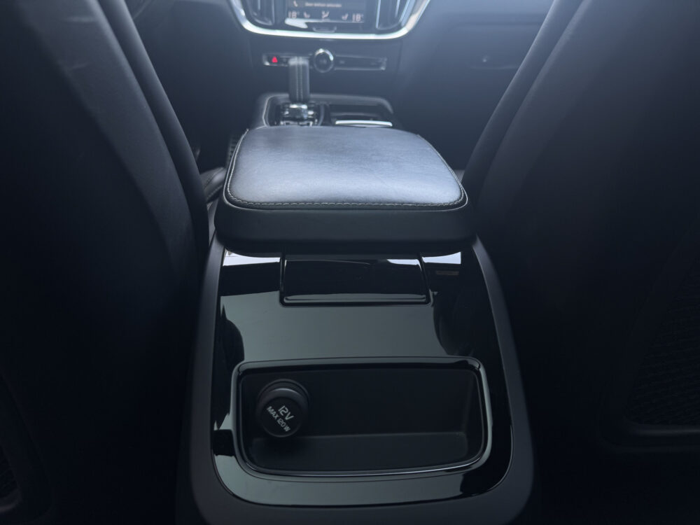 Volvo V60 2.0 T6 Twin Engine AWD R-Design 34