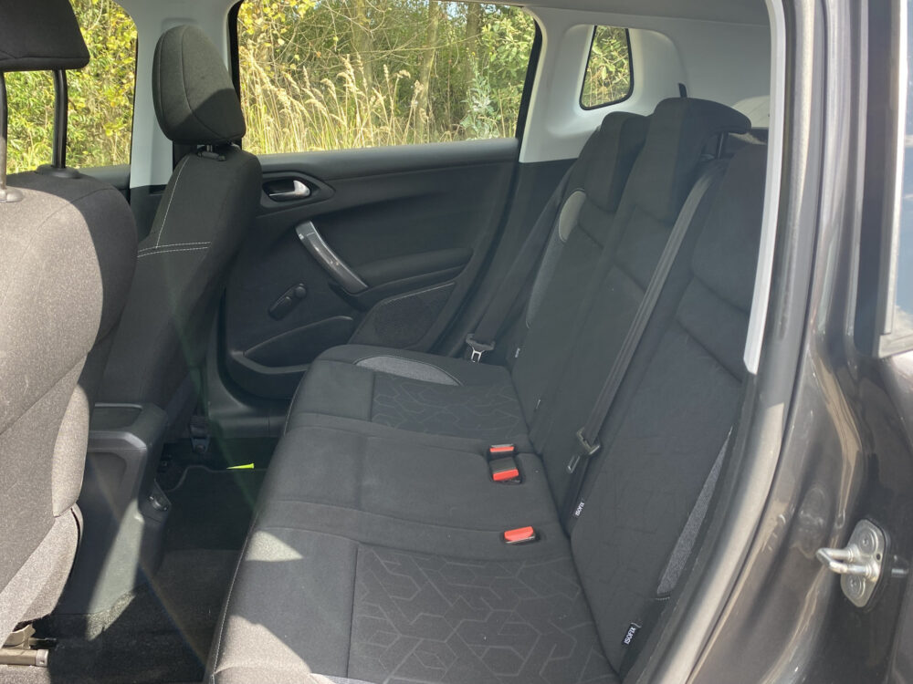 Peugeot 2008 1.2 PureTech Blue Lion 8