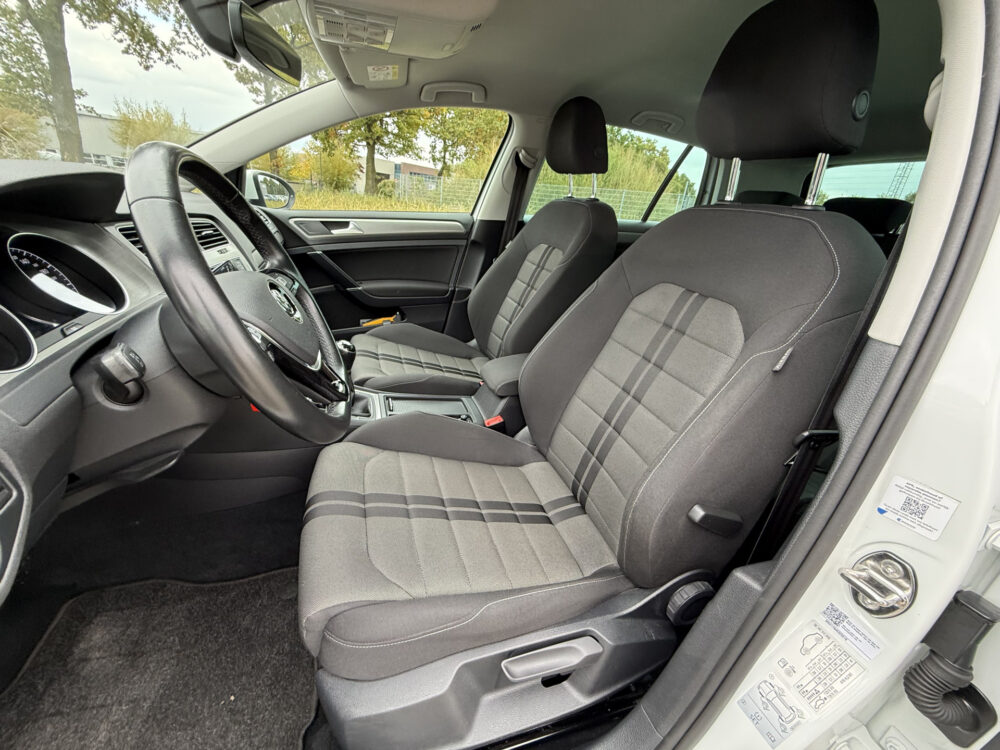 Volkswagen Golf 1.0 TSI Connected Series 12