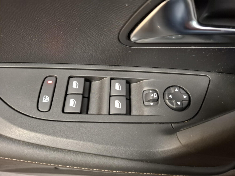 Peugeot 2008 1.2 PureTech 100 Allure 18