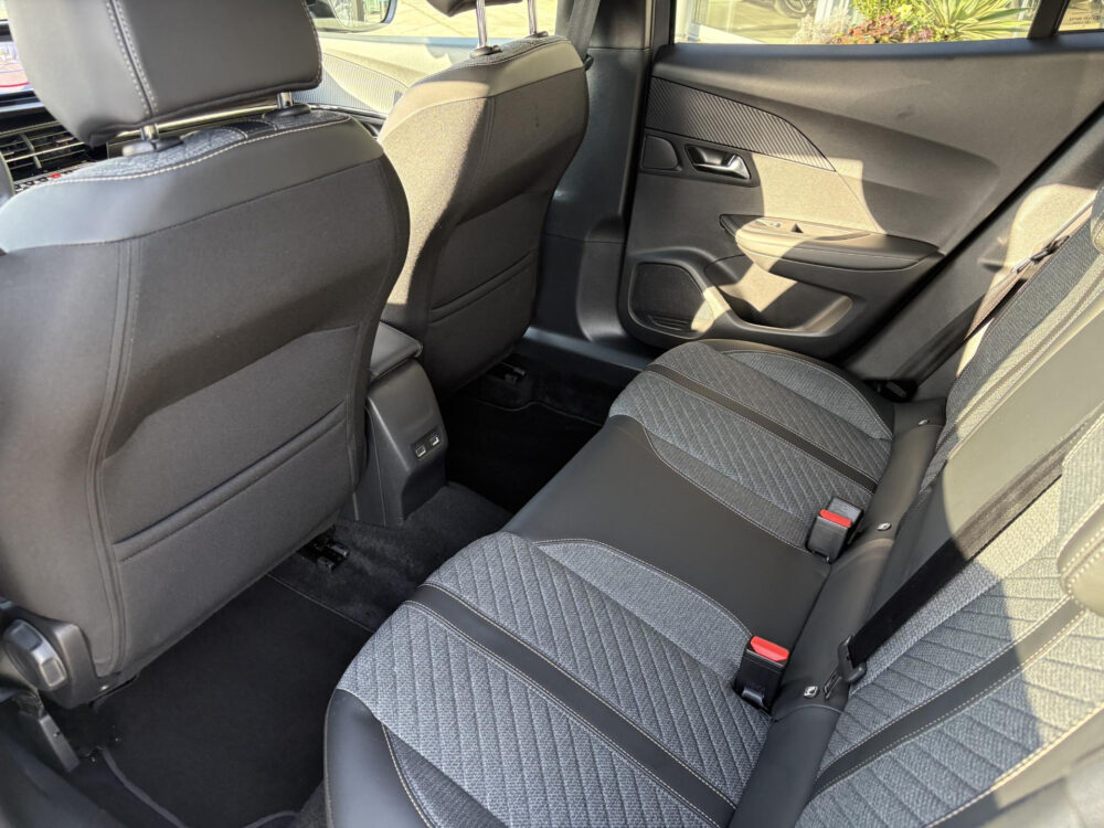 Peugeot 2008 1.2 PureTech 100 Allure 8