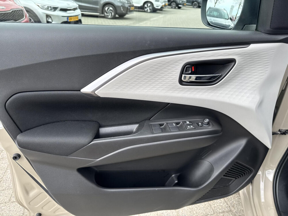 Suzuki Swift 1.2 Style Smart Hybrid 9