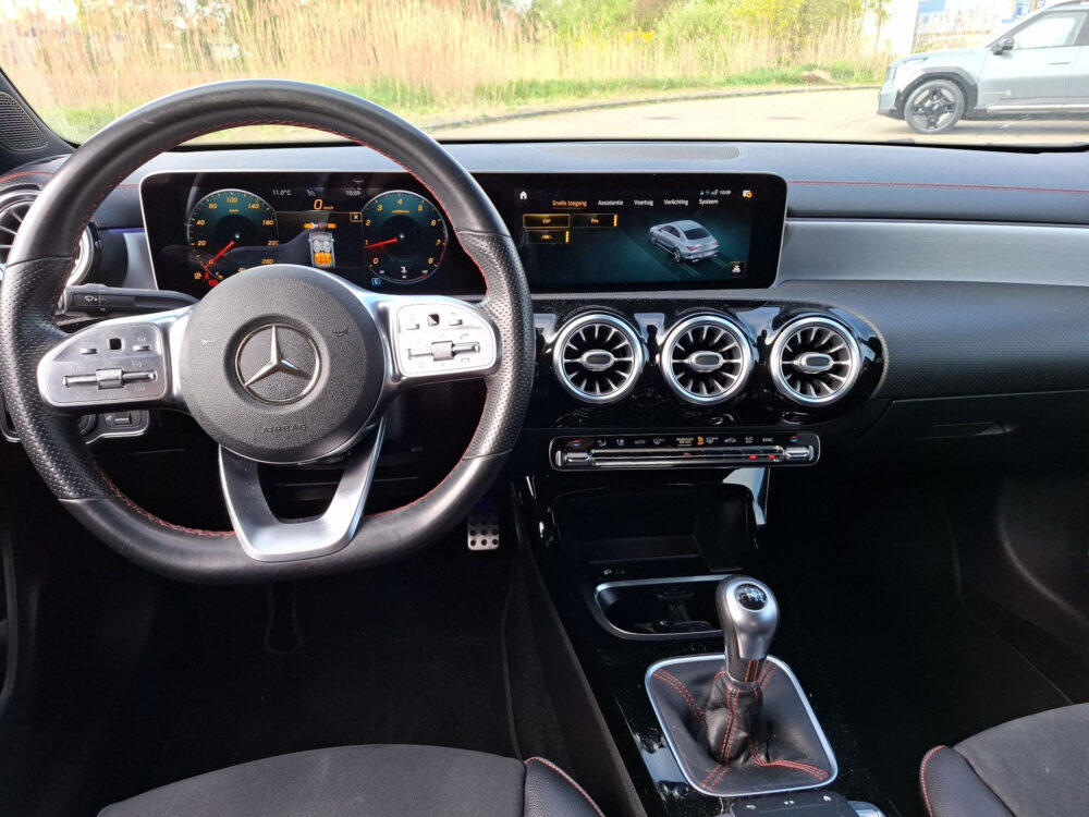 Mercedes-Benz CLA-Klasse 180 Premium Plus 12