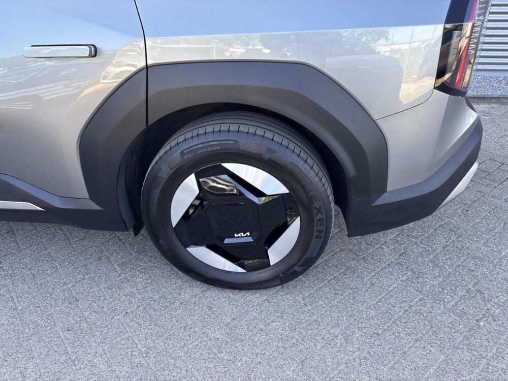 Kia EV9 First Edition 76.1 kWh 16