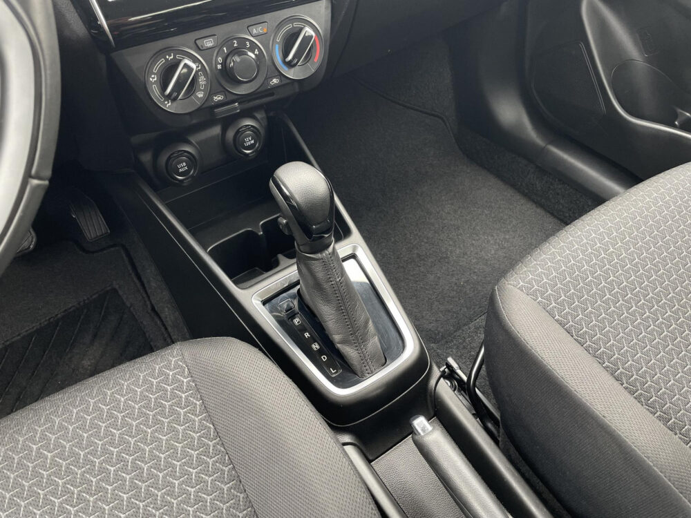 Suzuki Swift 1.2 Select Smart Hybrid 14