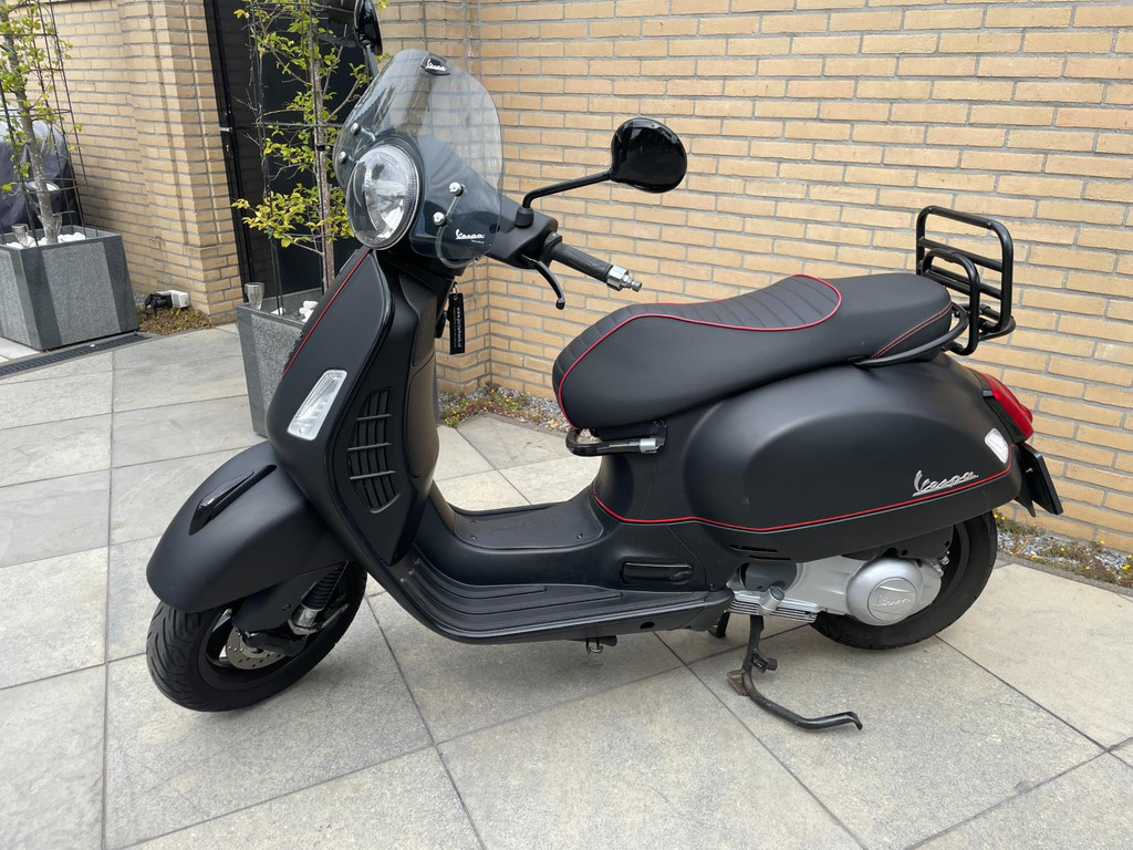 Vespa Scooter GTS 300 ABS ALARM 4541 KM Akraprovic uitlaat 1
