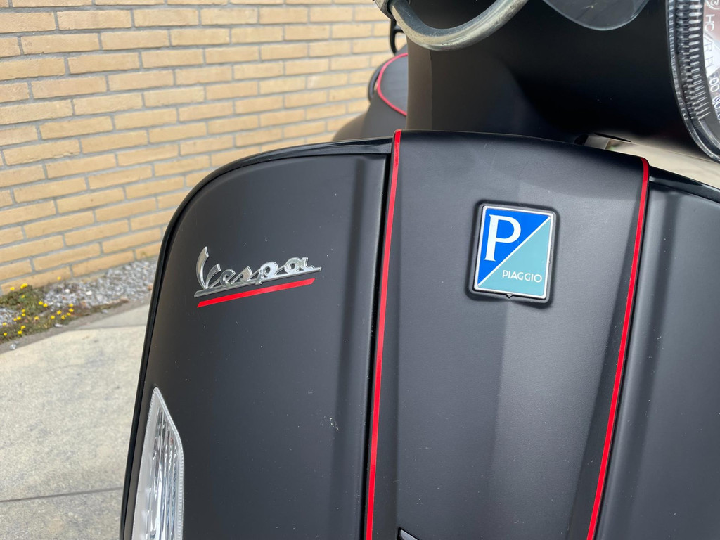 Vespa Scooter GTS 300 ABS ALARM 4541 KM Akraprovic uitlaat 14