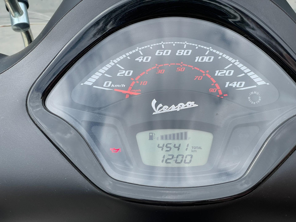 Vespa Scooter GTS 300 ABS ALARM 4541 KM Akraprovic uitlaat 16