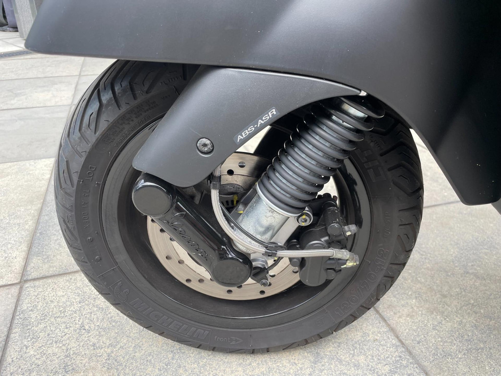 Vespa Scooter GTS 300 ABS ALARM 4541 KM Akraprovic uitlaat 9