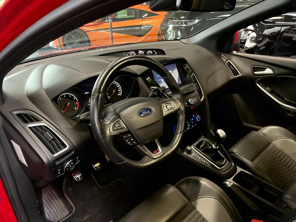 Ford Focus Wagon 2.0 ST-2 250 PK NAVI CLIMA RECARO CARPLAY 18