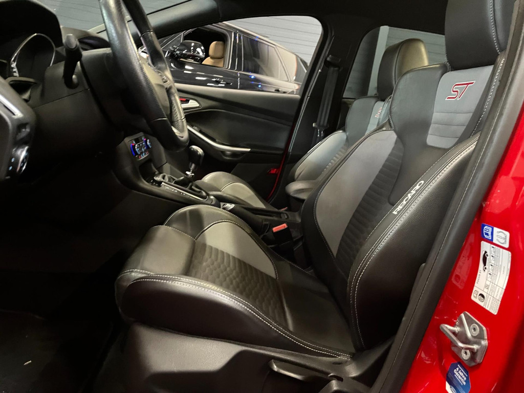 Ford Focus Wagon 2.0 ST-2 250 PK NAVI CLIMA RECARO CARPLAY 19
