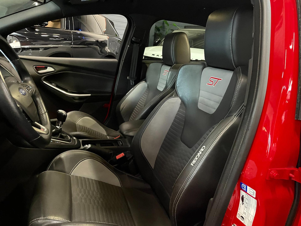 Ford Focus Wagon 2.0 ST-2 250 PK NAVI CLIMA RECARO CARPLAY 20