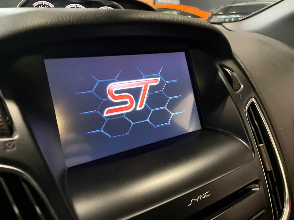 Ford Focus Wagon 2.0 ST-2 250 PK NAVI CLIMA RECARO CARPLAY 28