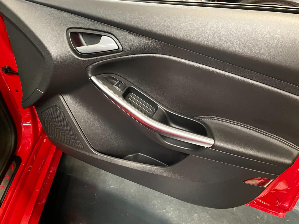 Ford Focus Wagon 2.0 ST-2 250 PK NAVI CLIMA RECARO CARPLAY 39
