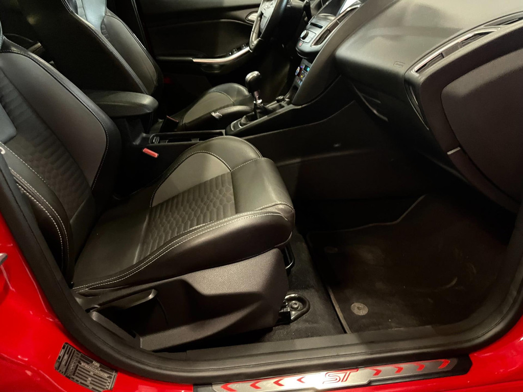 Ford Focus Wagon 2.0 ST-2 250 PK NAVI CLIMA RECARO CARPLAY 40