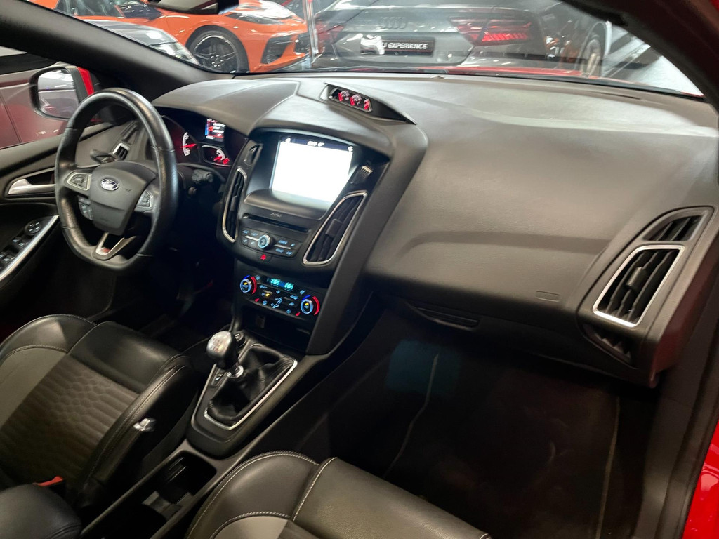 Ford Focus Wagon 2.0 ST-2 250 PK NAVI CLIMA RECARO CARPLAY 41
