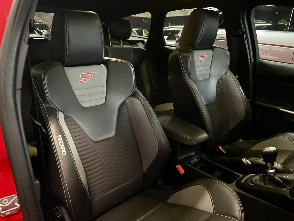 Ford Focus Wagon 2.0 ST-2 250 PK NAVI CLIMA RECARO CARPLAY 42
