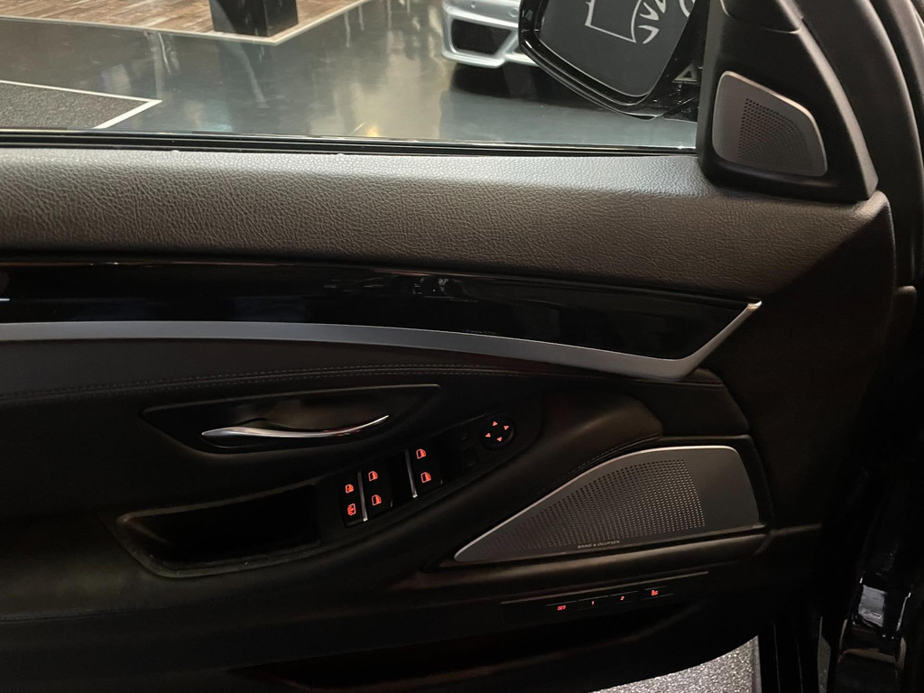 BMW 5-serie M550d xDrive 381PK GLASDAK HUD B&O LEER NAP NIGHTVISION SOFTCLOSE 33