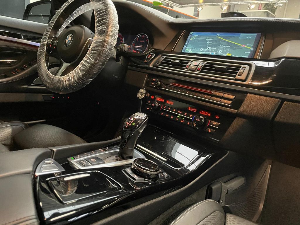 BMW 5-serie M550d xDrive 381PK GLASDAK HUD B&O LEER NAP NIGHTVISION SOFTCLOSE 92