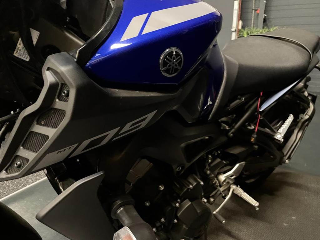 Yamaha Tour MT-09 ABS QUICKSHIFT AKROPOVIC 16