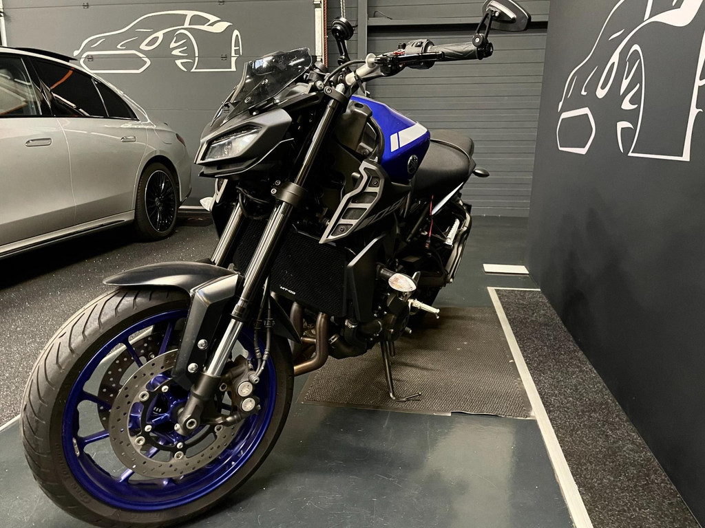 Yamaha Tour MT-09 ABS QUICKSHIFT AKROPOVIC 2