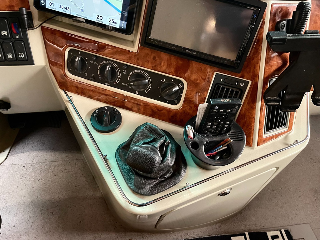 Concorde Liner 990 MAN AUTOMAAT QUEENSBED 2 X AIRCO 36
