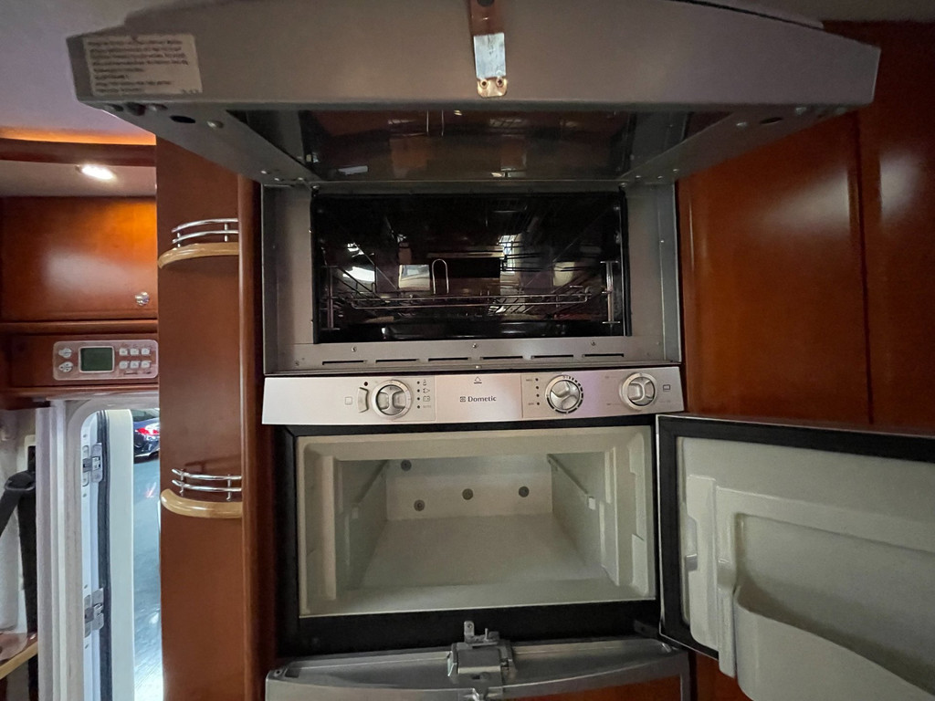 Concorde Liner 990 MAN AUTOMAAT QUEENSBED 2 X AIRCO 40