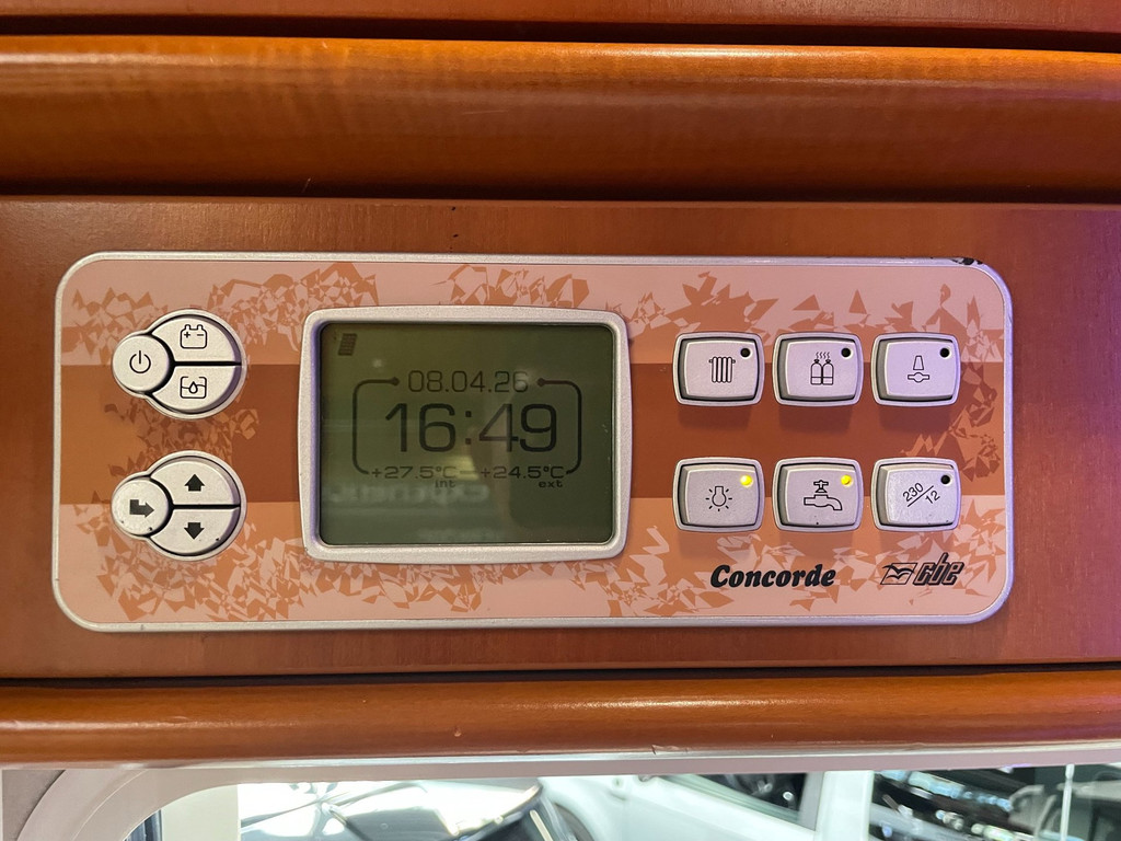 Concorde Liner 990 MAN AUTOMAAT QUEENSBED 2 X AIRCO 47